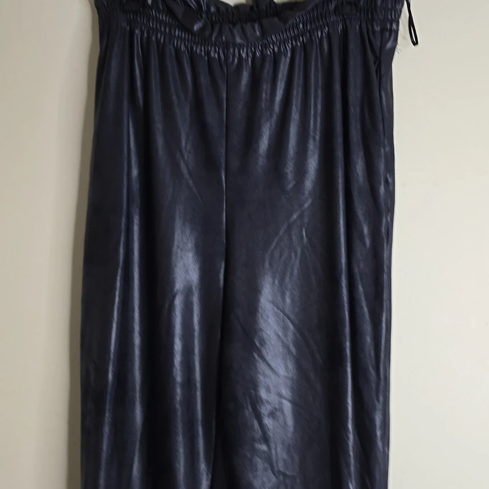 Gianni Bini Luxe Coated Paperbag Waist Joggers  Large - Picture 5 of 8